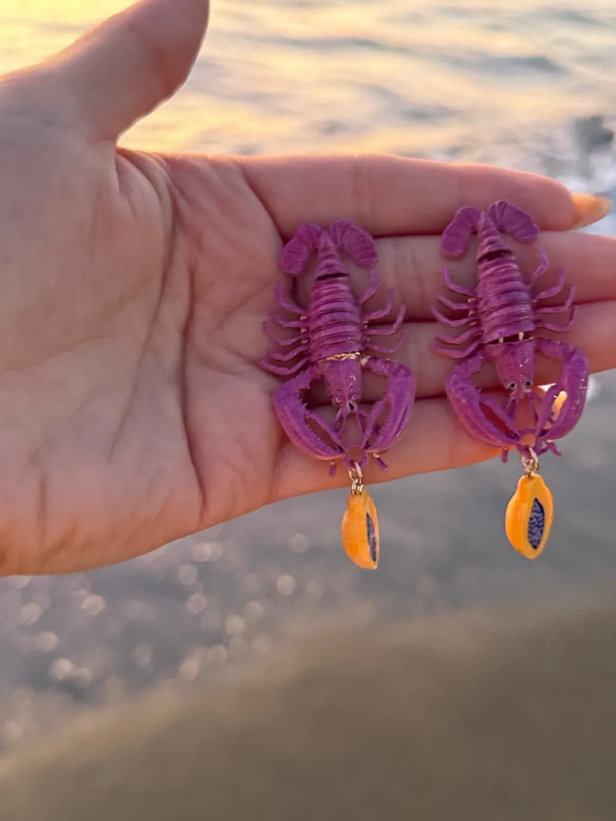 PEMBE ISTAKOZ TASARIM SALLANTILI KÜPE MODELİMİZ